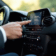 Main d'un conducteur entrant un code radio dans une voiture Renault