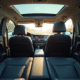 Intérieur spacieux d'une station wagon moderne avec toit panoramique