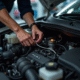 Moteur Peugeot avec mécanicien travaillant sur le relais de bougie