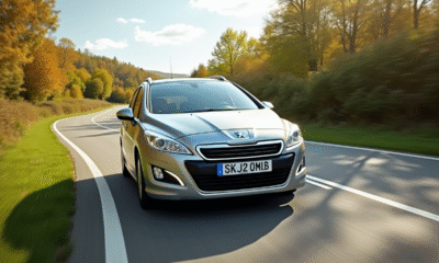 Peugeot 308 2015 en conduite sur route de campagne en plein jour