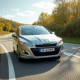 Peugeot 308 2015 en conduite sur route de campagne en plein jour