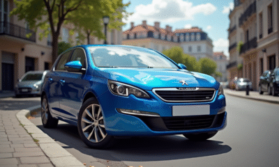 Voiture Peugeot 308 bleue en ville en plein jour