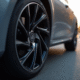 Pneu de voiture moderne avec capteur digital intégré